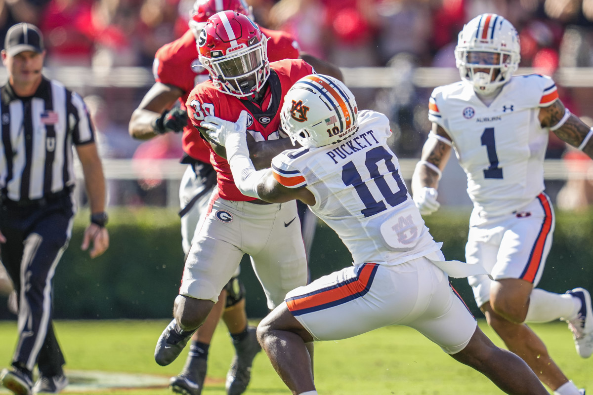 Zion Puckett tackles Daijun Edwards.